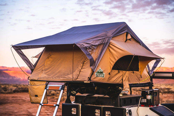 Outdoor shelter rooftop tent