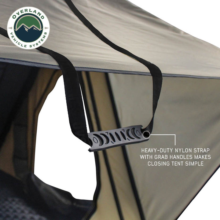 Tent ladder attached to vehicle side
